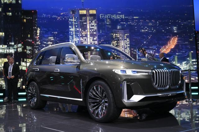 画像: こちらはラグジュアリーさも極まれり、とでも表現したくなるBMWのSAV(スポーツアクティビティクーペ)シリーズの新たなトップモデルとなるニューX7シリーズのコンセプトモデル「コンセプトX7 iパフォーマンス」。後方に立っている人のサイズ感と比較してもらうと、そのビッグさをご想像いただけるかと思います。そして「iパフォーマンス」とついていることからご想像されるように、X7にはプラグインハイブリッドモデルが存在するであろうことも示されています。それにしても、これまでのBMW的なデザインから一歩も二歩も踏み出したように感じられる強力なフロントマスクですね!