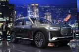画像: こちらはラグジュアリーさも極まれり、とでも表現したくなるBMWのSAV(スポーツアクティビティクーペ)シリーズの新たなトップモデルとなるニューX7シリーズのコンセプトモデル「コンセプトX7 iパフォーマンス」。後方に立っている人のサイズ感と比較してもらうと、そのビッグさをご想像いただけるかと思います。そして「iパフォーマンス」とついていることからご想像されるように、X7にはプラグインハイブリッドモデルが存在するであろうことも示されています。それにしても、これまでのBMW的なデザインから一歩も二歩も踏み出したように感じられる強力なフロントマスクですね!