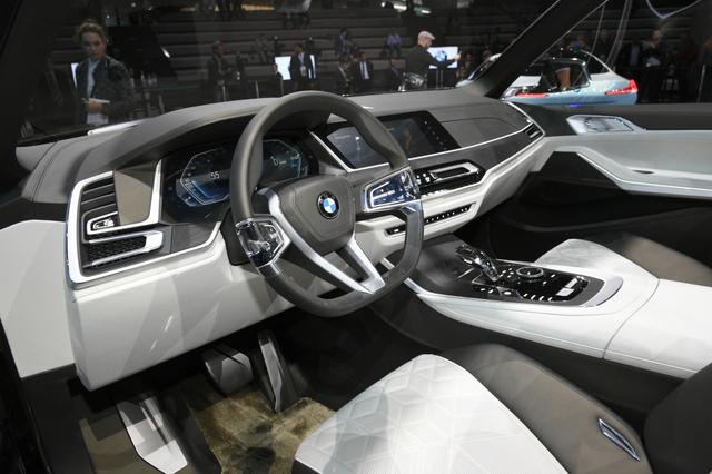 画像: コンセプトX7 iパフォーマンスのインテリア。左右方向のワイドさをたまらなく感じさせてくれますね。ディスプレイ式のメーターパネル、センターディスプレイのサイズもボディに合わせてとても大きく思えます。コンセプトモデルだからではありますが、至る所のデザインがXシリーズの最上級モデルとしてふさわしい新しさと高級感が演出されています。