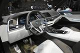 画像: コンセプトX7 iパフォーマンスのインテリア。左右方向のワイドさをたまらなく感じさせてくれますね。ディスプレイ式のメーターパネル、センターディスプレイのサイズもボディに合わせてとても大きく思えます。コンセプトモデルだからではありますが、至る所のデザインがXシリーズの最上級モデルとしてふさわしい新しさと高級感が演出されています。