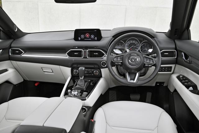 画像: メーターパネルや 7インチのナビ画面、インパネのデザインは CX-5と共通だが、センターコンソールのデザインは異なる。