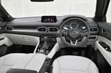 画像: メーターパネルや 7インチのナビ画面、インパネのデザインは CX-5と共通だが、センターコンソールのデザインは異なる。