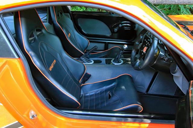 画像: フルハーネスにも対応するヘッドレスト一体型のスポーツシートは、スライドのみ調節可能だ。