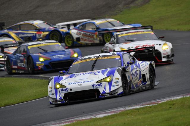 画像: トップ集団の後方で18号車と、スリックタイヤでコントロールを失ったGT500マシンが接触