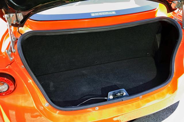 画像: トランク容量は200L。ふたりの小旅行用荷物くらいなら収納は可能だが、一緒に行ってくれる人は…。