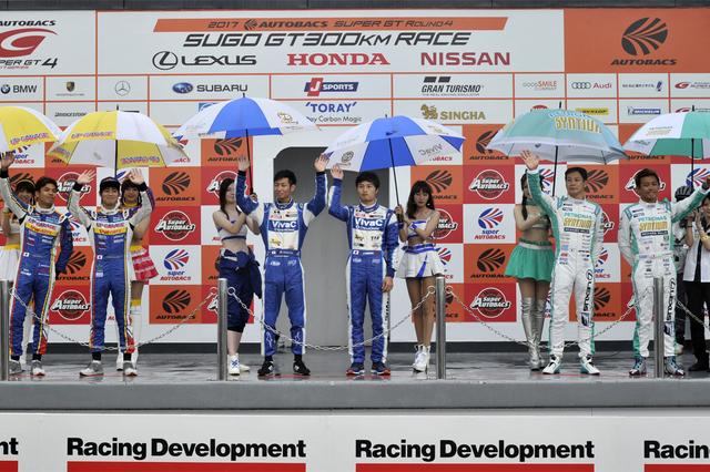 画像: 予選TOP3の決勝前セレモニー、それにしても吉本サン黒過ぎです