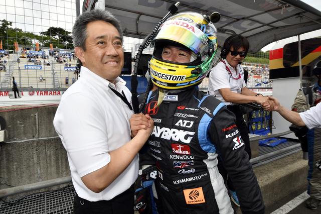 画像: 2番グリッド獲得のRAYBRIG NSX-GT山本尚貴をHONDA山本雅史氏が祝福、山本部長ツーショットだ!