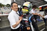 画像: 2番グリッド獲得のRAYBRIG NSX-GT山本尚貴をHONDA山本雅史氏が祝福、山本部長ツーショットだ!