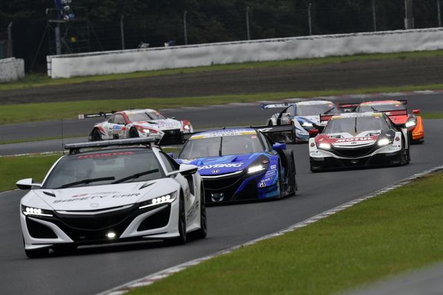 画像: 1回目のSC導入、トップから100号車,16号車,8号車,64号車と4台のNSX、そして1号車レクサス
