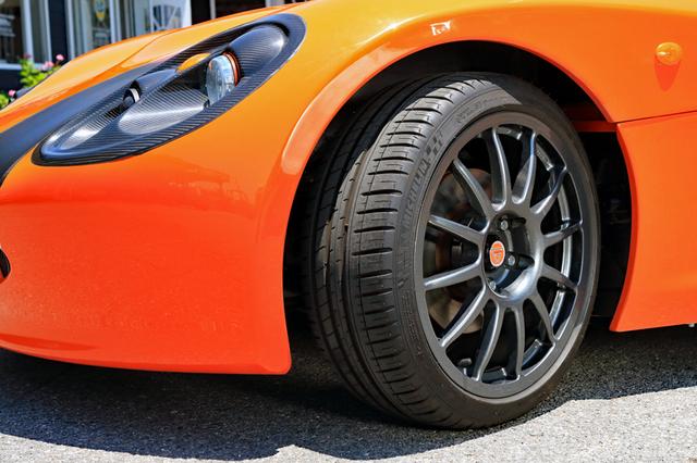 画像: タイヤは前後とも205/40ZR17のミシュラン パイロットスポーツ3をアロイホイールに履く。