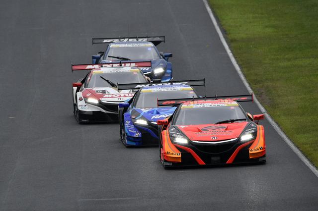 画像: トップ4台NSX-GTの編隊走行、その後方では64号車NSXも5番手に上がる