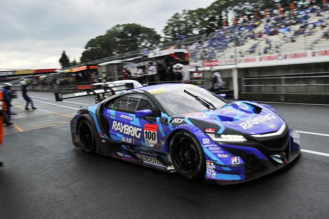 画像: 不本意なタイミングでのピットインとなった100号車NSX、斜め後方64号車NSXも同じく