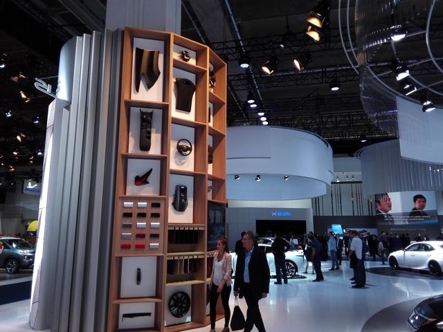 画像: ブース内には上質な寛ぎ感が漂うマイルームな展示や、内装パーツをあしらったモニュメントなど、センスの良さをアビールしていた。