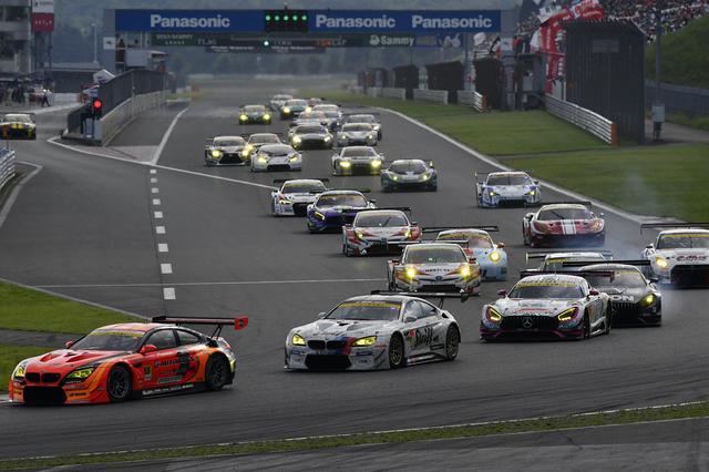画像: GT300:55号車先頭で2台のBMW M6、そしてメルセデスAMGの2台も続いて1コーナーへ
