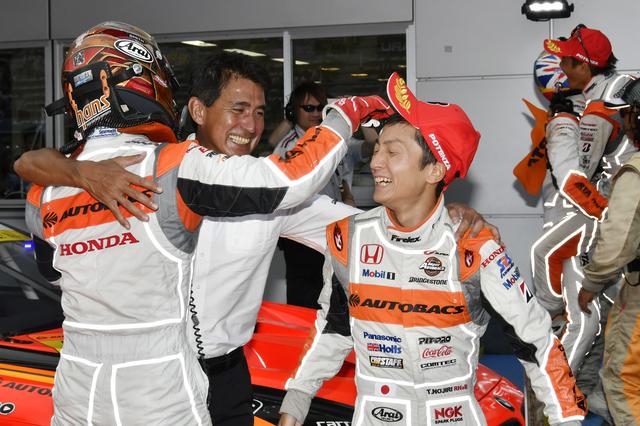 画像: パルクフェルメで迎える鈴木亜久里監督