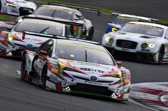 画像: GT300:周回遅れが入り乱れる終盤、混沌の3位争いは31号車プリウスが61号車BRZの前をキープ