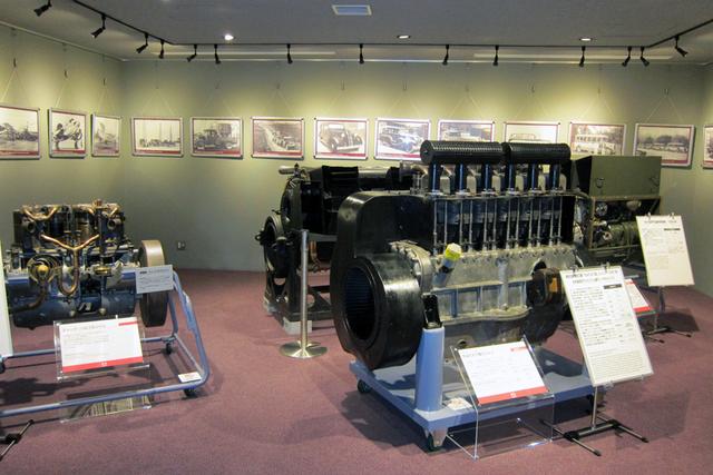 画像: 手前は軽戦車用に開発された、130psを発生する9.3Lの空冷ディーゼルエンジン。航空機用のエンジンも多数展示されている。