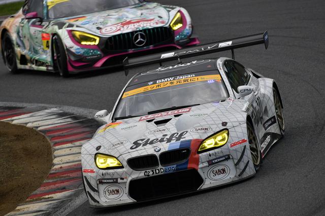 画像: トップの55号車ARTA BMWは遥か前方へ、2位争いが7号車M6と4号車AMGで過熱