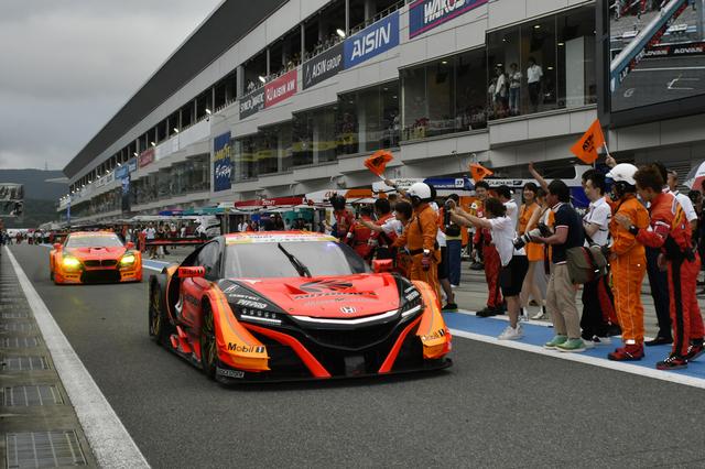 画像: ピットロードで出迎えるチームスタッフ