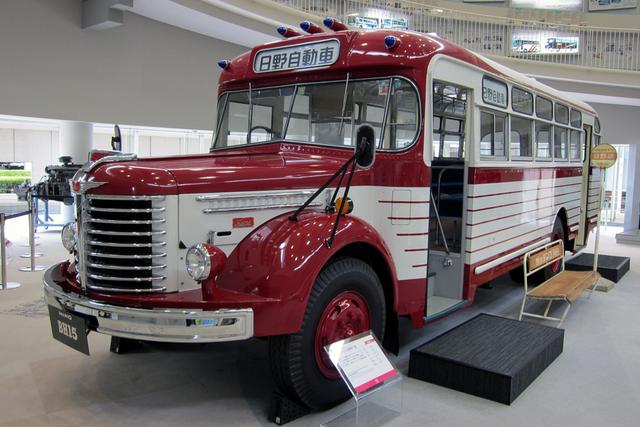 画像: 1966年に製造された、日野ボンネットバスの最終生産車。車内に乗り込むことができる。