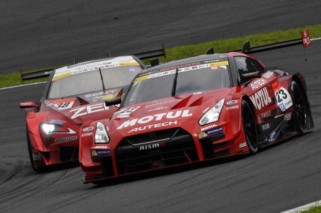 画像: GT500:23号車GT-Rと38号車レクサスの2位争いは残り周回数が少なくなるにつれて熾烈なものに