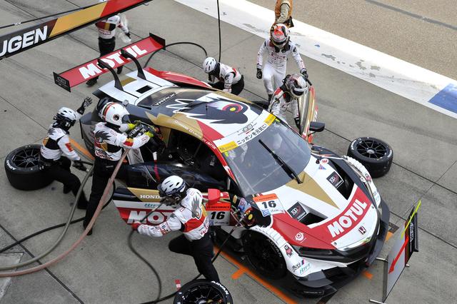 画像: 16号車NSXは1回目のピットで中嶋大祐から早くもJ・バトンに交代