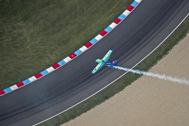 画像: 上空から見たレース中の室屋機。下に見えるのは、レーシングサーキットそのもの。