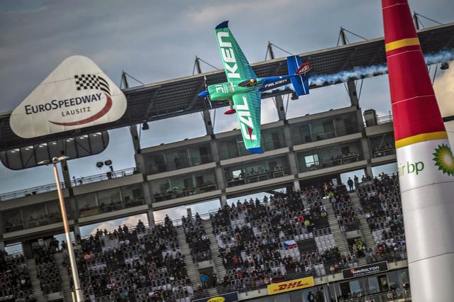 画像: レース中の室屋機。サーキットのスタンドがエアレースでも観戦スタンドになっている。