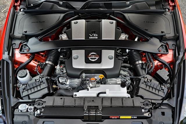 画像: 3.7Lの自然吸気V6のスペックに変更はないが、振動が減って吹け上がりがスムーズになったようだ。