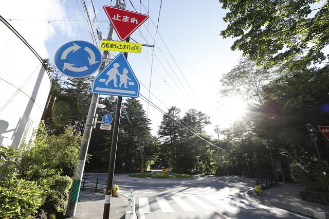 画像: 諸外国のラウンド アバウトは、右側から環道を走るクルマが来なければ停車せず侵入できるが、この六本辻ラウンドアバウトの場合、進入する前に一時停止が求められる。