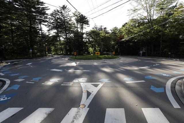 画像: 長野県軽井沢町の旧軽井沢にある六本辻交差点は、平成24年からラウンド アバウトになった。