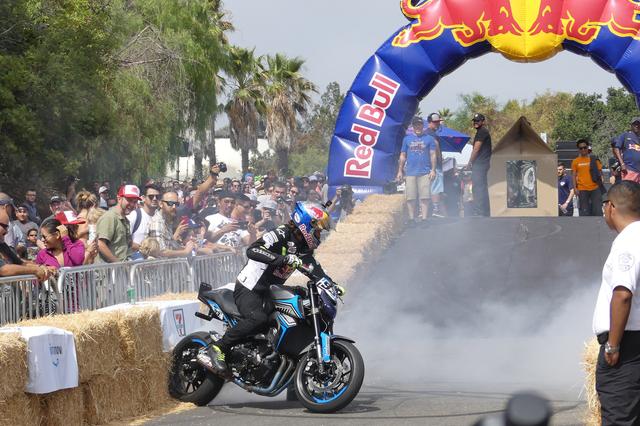 画像: レッドブル ボックスカートレースの合間に催されたバイクパフォーマンス。