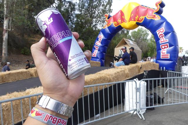画像: ロサンゼルスのレース会場内で、美人のレッドブルガールズから受け取った清涼飲料水「レッドブル」で記念に1枚。