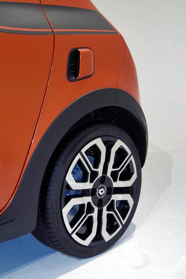 画像: 前185/45R17、後205/40R17タイヤにトゥインランと同じデザインのアロイホイール。左リアタイヤ上にエアインテークが備わる。