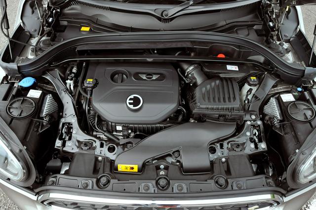 画像: クーパーS E クロスオーバー オール4の1.5L直3ターボエンジンは136ps/220Nmを発生し、フロントタイヤを駆動。リアの駆動はは88ps/165Nmを発生するモーターが担当。