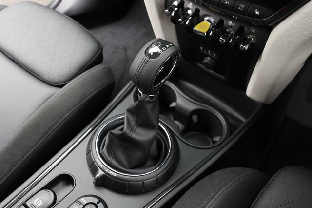 画像: トランスミッションは6速AT。パドルシフトは装備されない。