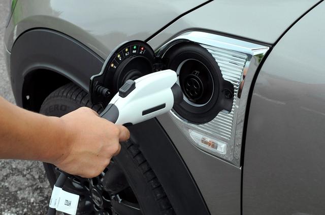 画像: クーパーS E クロスオーバー オール4のボディ左側のスカットル内部に充電ソケットが備わる。