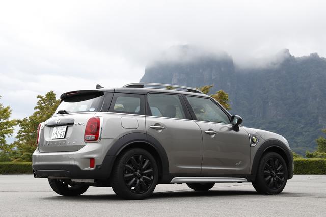 画像: ガソリン給油口は右。通常のMINIクロスオーバーのプッシュ開閉式ではなく、「E」は運転席のスイッチで給油口を開けるタイプに変更。