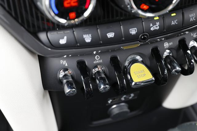 画像: 走行モード切替はスタート/ストップスイッチ(黄色のスイッチ)の左にあるトグルスイッチを押す。