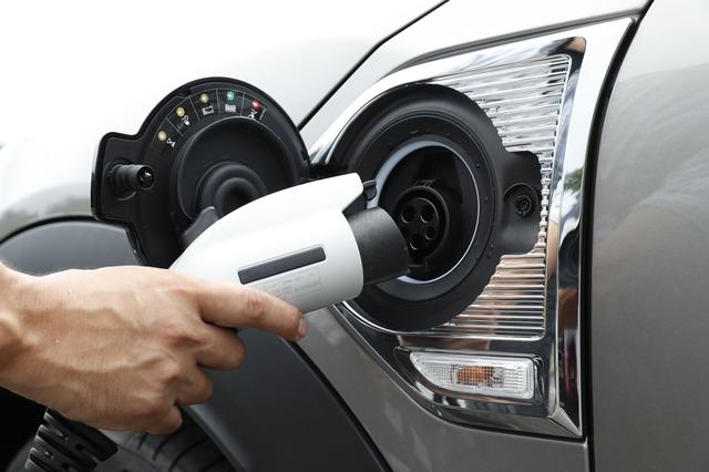 画像: このように充電する。急速充電には対応していない。100V/200Vの普通充電のみだ。