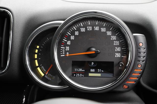 画像: 中央に260km/hスケールの速度計。左は回転計ではなくパワーインジケーターに変わる。右のバーは燃料計。