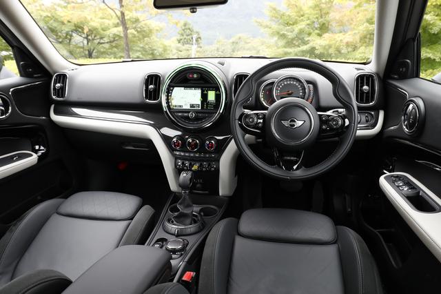 画像: 全幅が1820mmあるので、横方向への余裕がある。MINI Yoursインテリアスタイル ピアノブラック イルミネーテッドは5万円のオプション。
