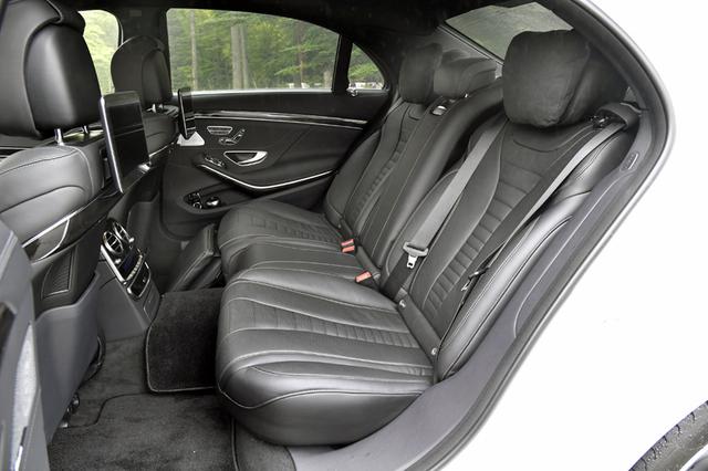 画像: S560 ロングの後席はオプションのフットレスト付きエグゼクティブシート。きわめて快適!