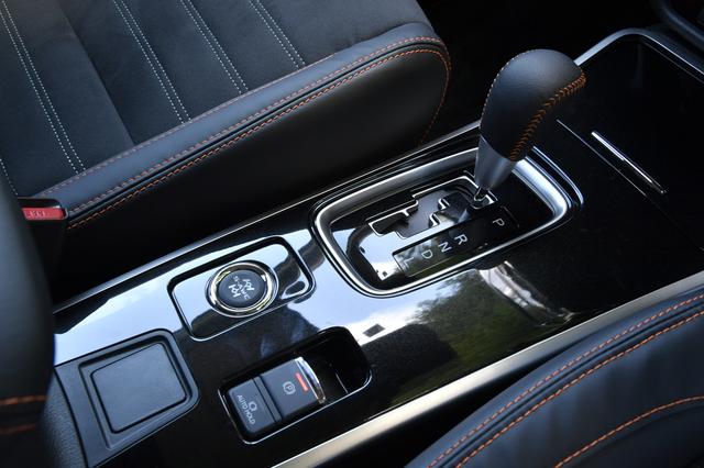 画像: トランスミッションはCVT。パドルシフトは標準装備。