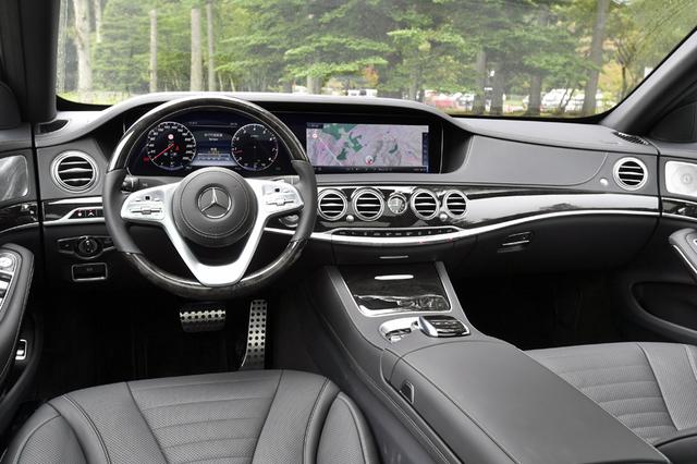 画像: S560のインテリア。本革巻きウッドステアリングやステンレスのペダルなどはAMGラインのオプション。
