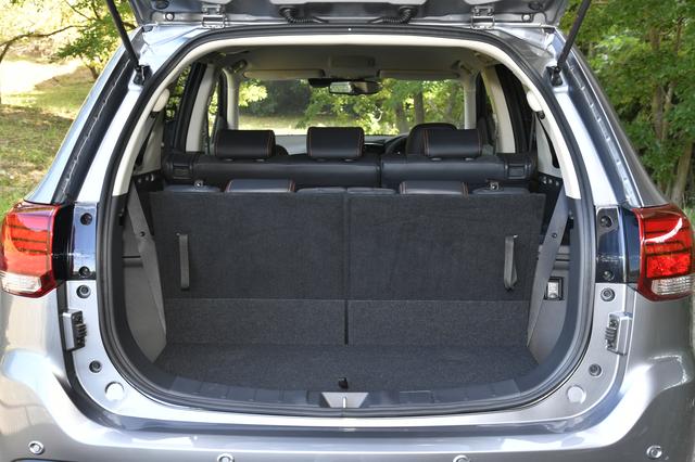 画像: サードシートまで使用した場合の荷室。