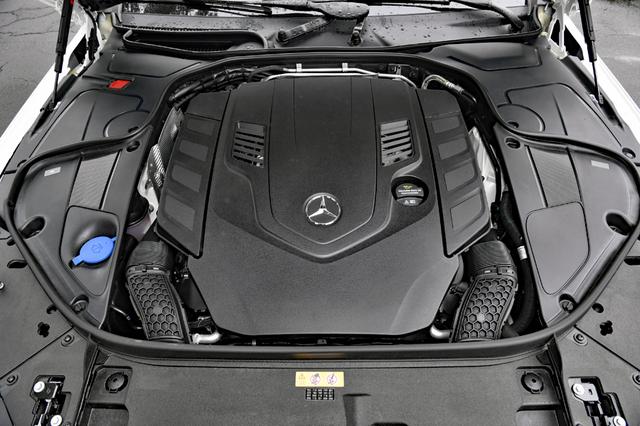 画像: S560のエンジンは、4LのV8DOHCツインターボ。これもカバーで本体は見えない。