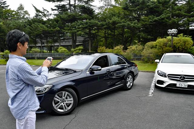 画像: クルマの外からスマホの操作で駐車が可能なリモートパーキングアシストを試す。運転席に人は乗っていない!