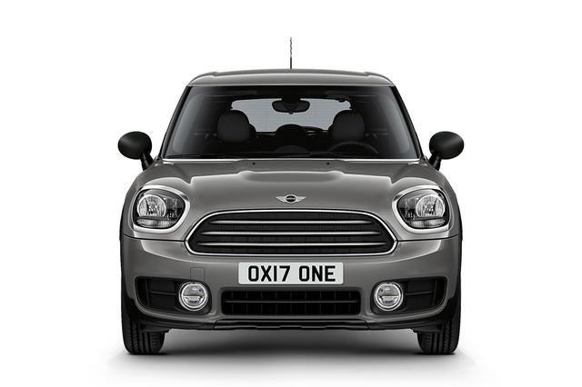 画像: MINI ONEクロスオーバーのフロントマスクは上位モデルのクーパーDと大きく違わない。ヘッドライトはリフレクタータープとなっている。