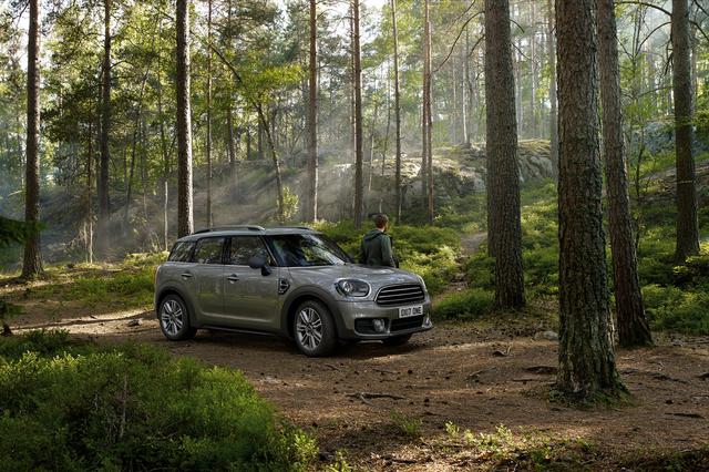 画像: MINI ONE クロスオーバーはSUVらしくルーフレールを標準装備されている。